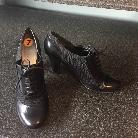 Nine West, black leather Oxford-style heeled pumps, like new, size 7 US B - Picture 2 of 5